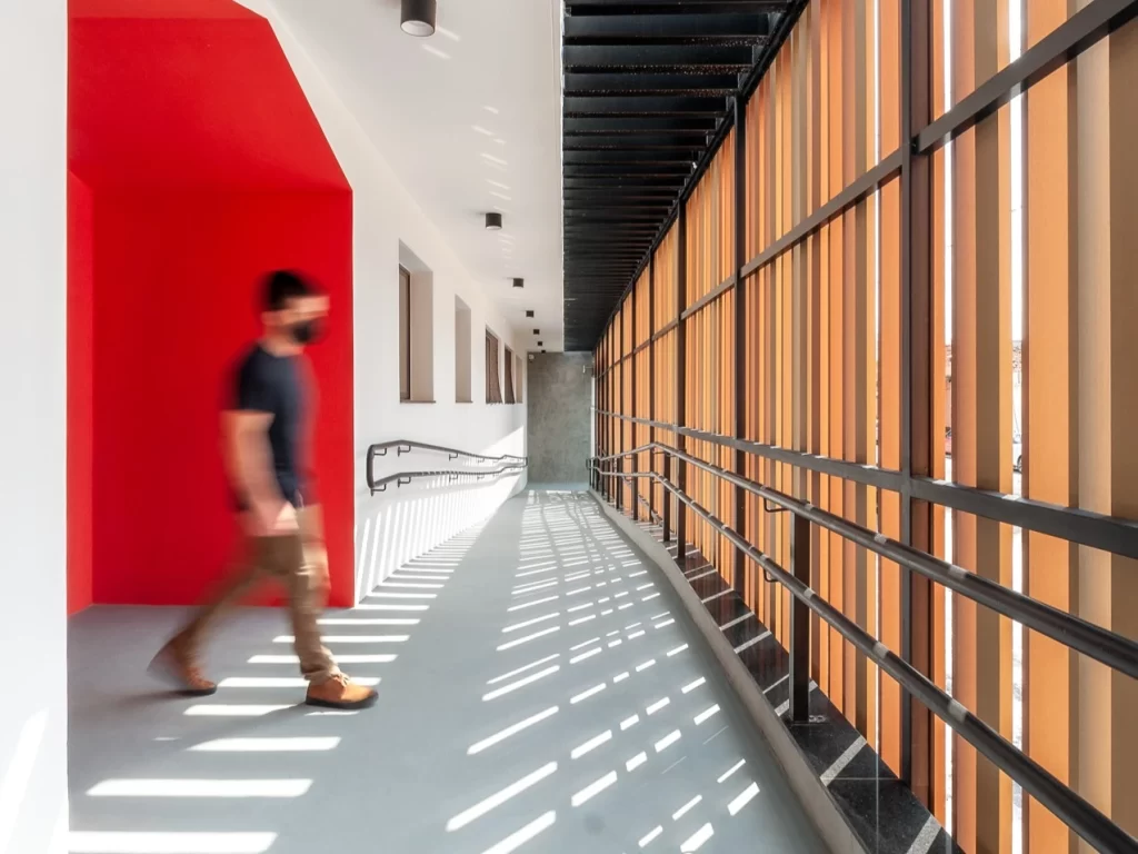 Corredor com brises Red House Santo André