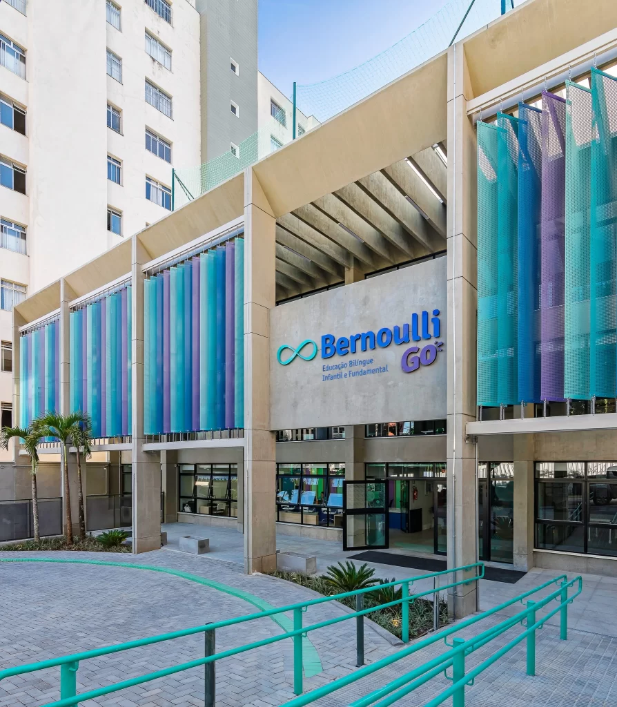 Fachada de Colegio Bernoulli Go com Brises para manipular entrada de Luz Natural